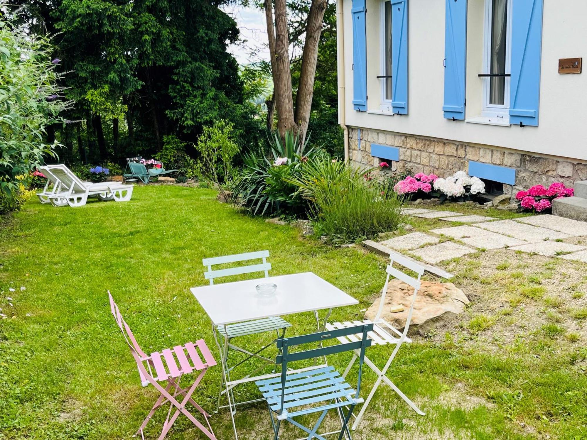 Les Volets Bleus Villa Parmain Exterior photo