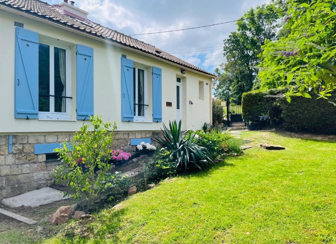 Les Volets Bleus Villa Parmain Exterior photo